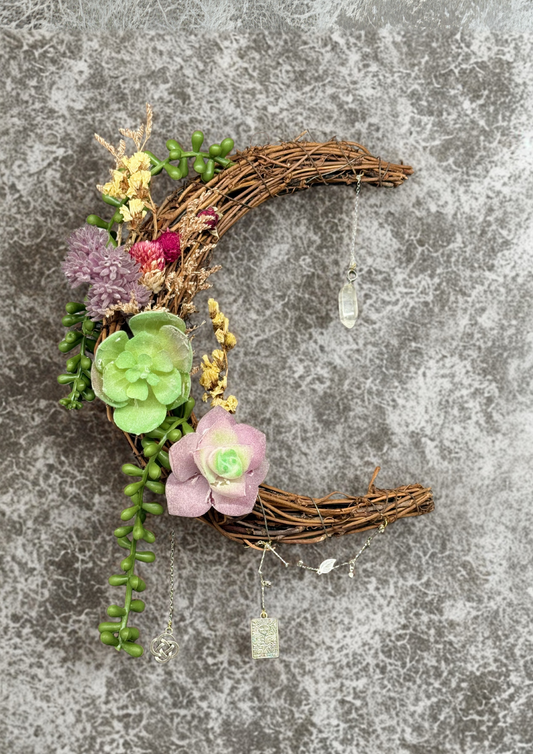 Měsíční věnec s krystalem, tarotem a keltským uzlem